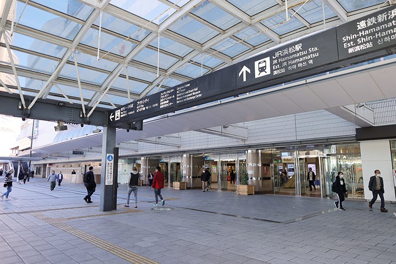 バス乗り場や商業施設がある「浜松」駅前の様子
