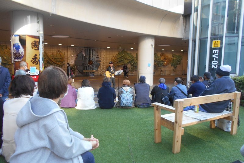 「浜松駅前広場」はミュージシャンの演奏の場としても利用されている