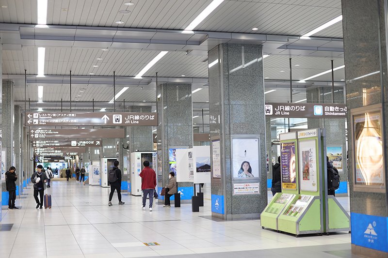 新幹線と在来線の改札口がある「静岡」駅構内